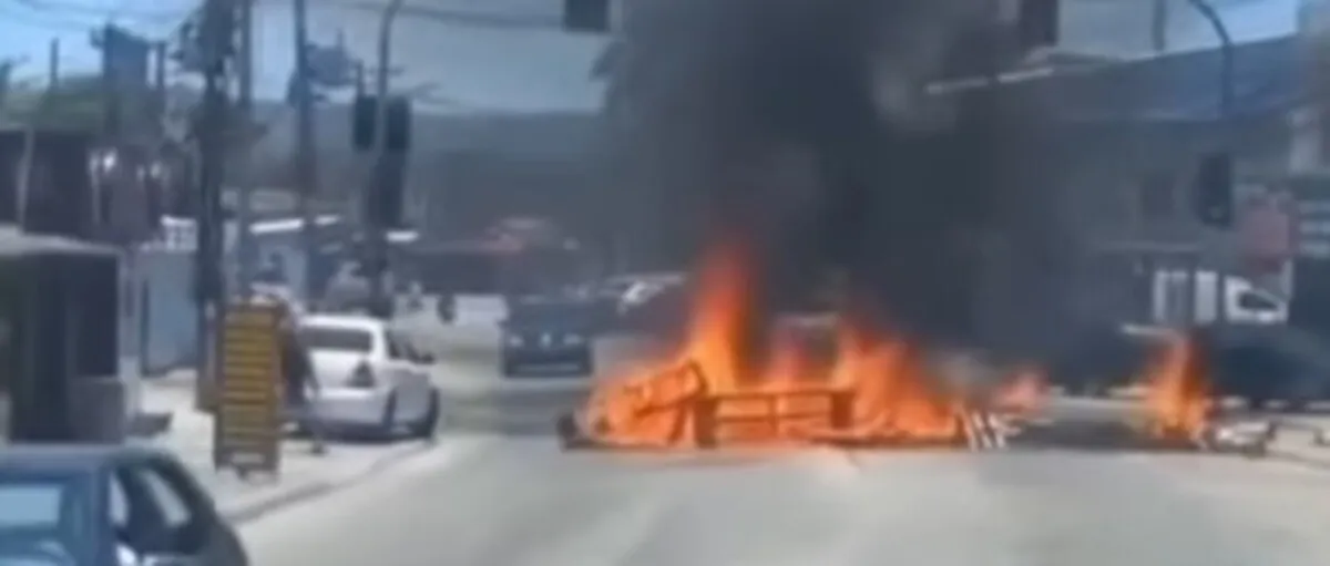 Protesto por falta d’água interdita Estrada do Magarça,