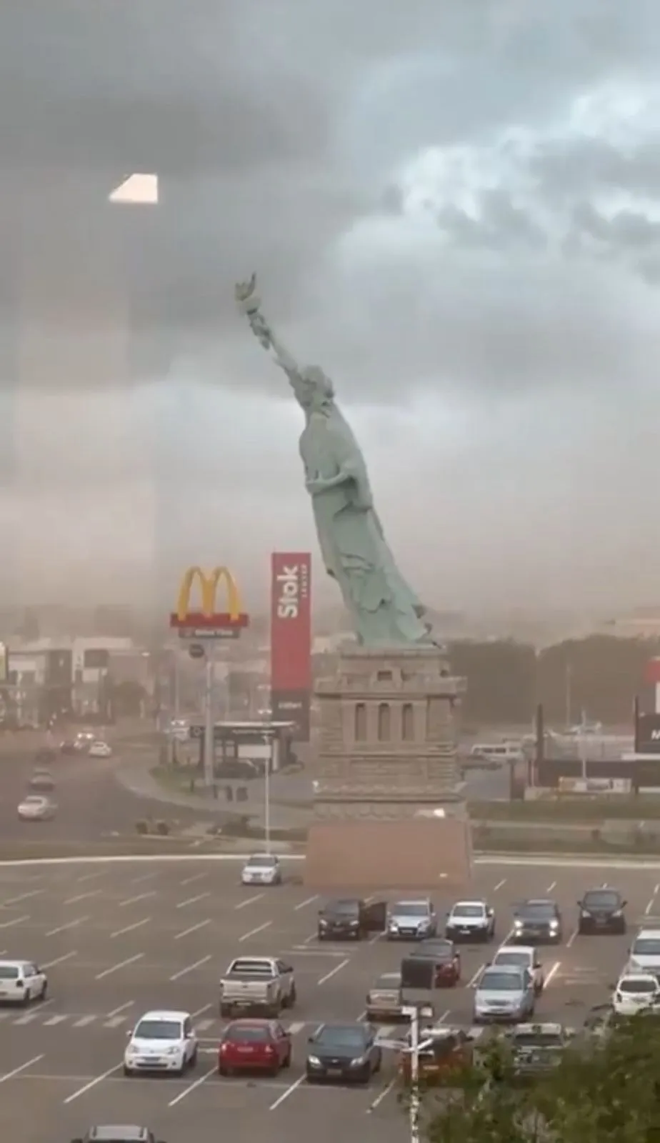 Queda da Estátua da Havan