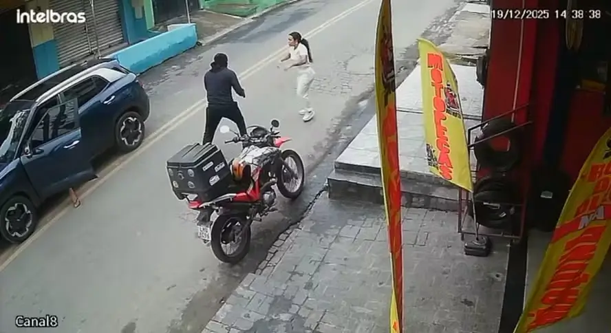 Ex-rainha de bateria da Beija-flor, Raissa de Oliveira tem carro levado em assalto em Nilópolis
