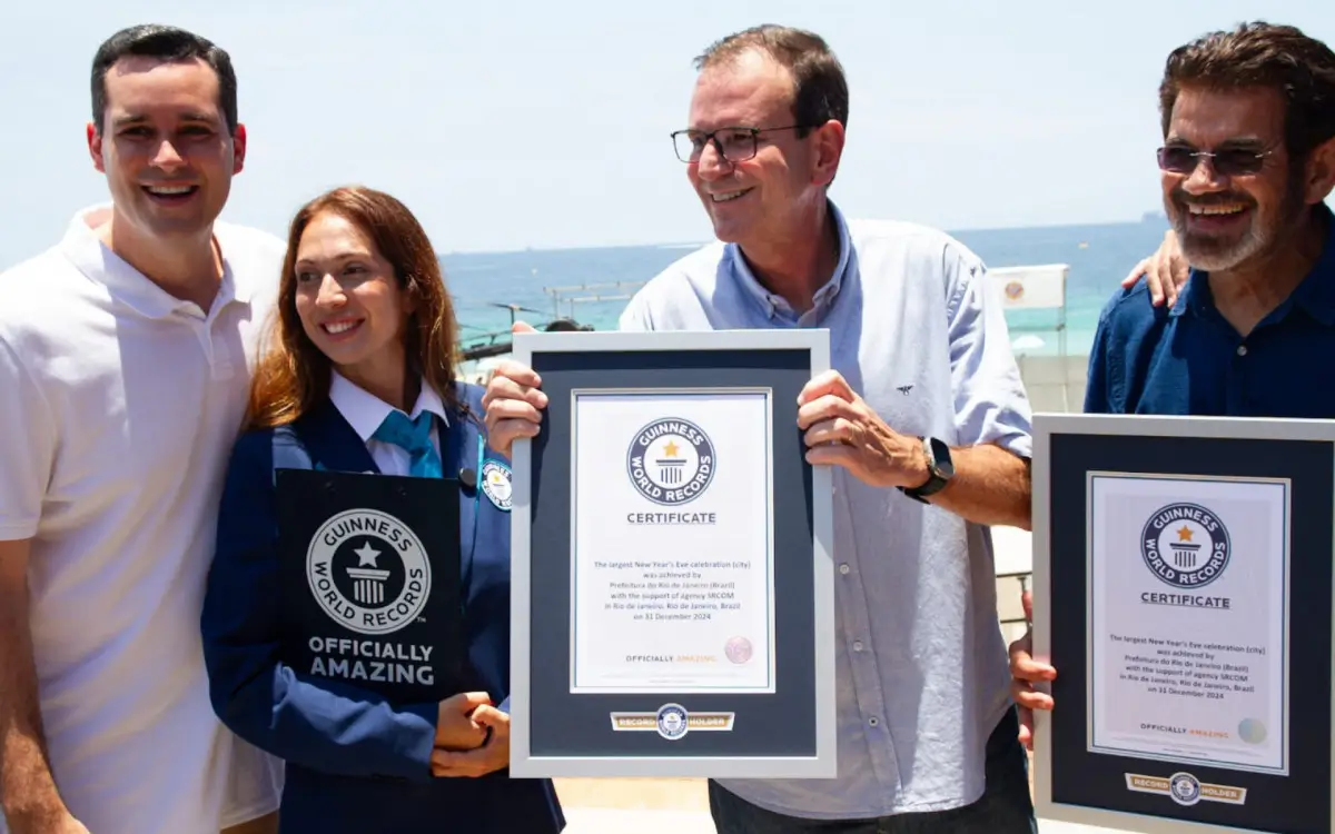 Prefeito do Rio, vice Eduardo Cavaliere, e cenógrafo Abel Gomes, receberam certificado de juíza do Guiness