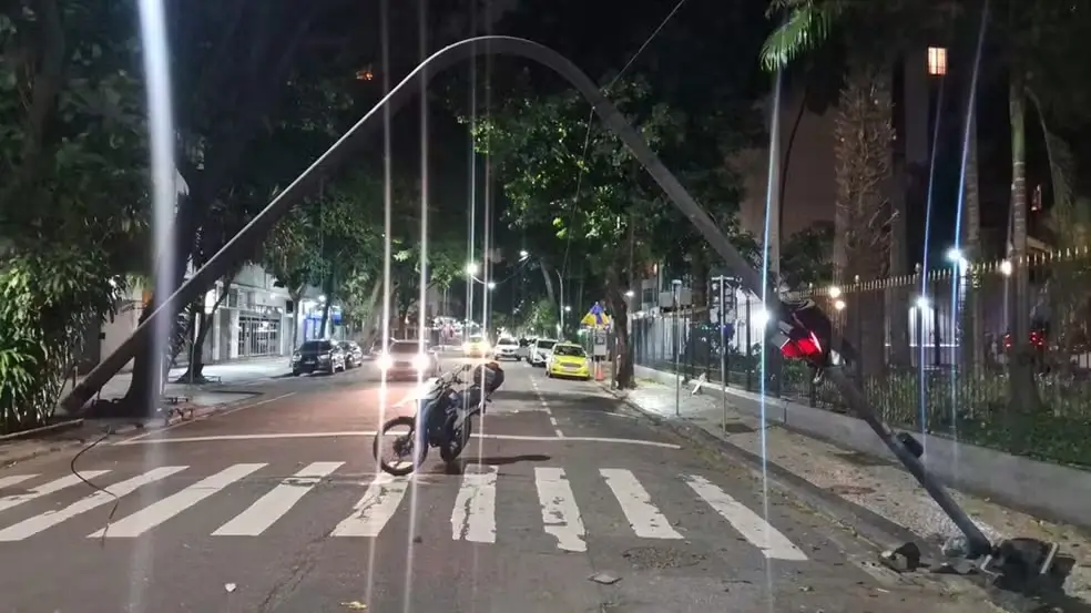 Poste tombado no bairro do Flamengo