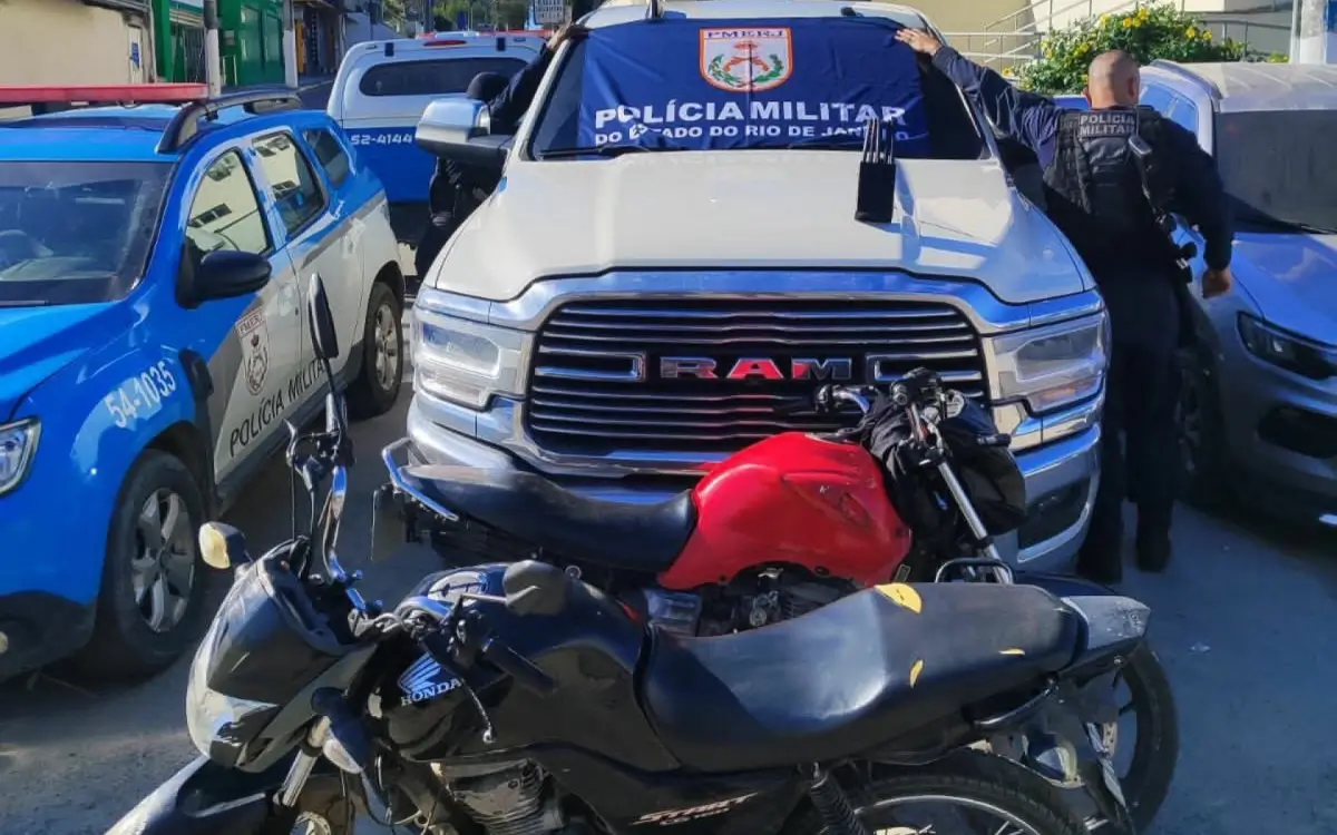 Um preso, uma caminhonete recuperada e duas motos apreendidas
