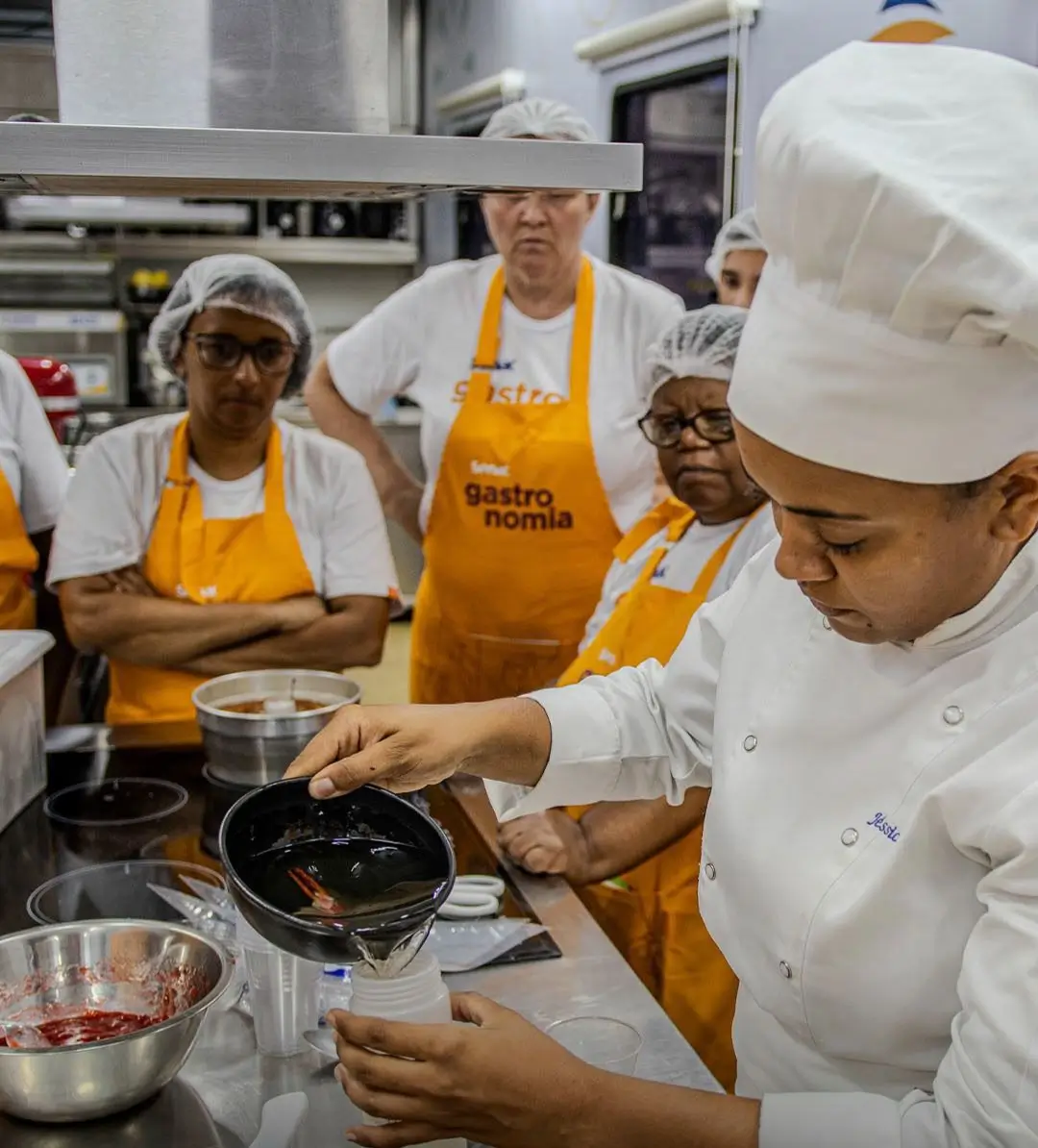 alunos das Escolas Móveis de Beleza e Gastronomia em Barra do Piraí