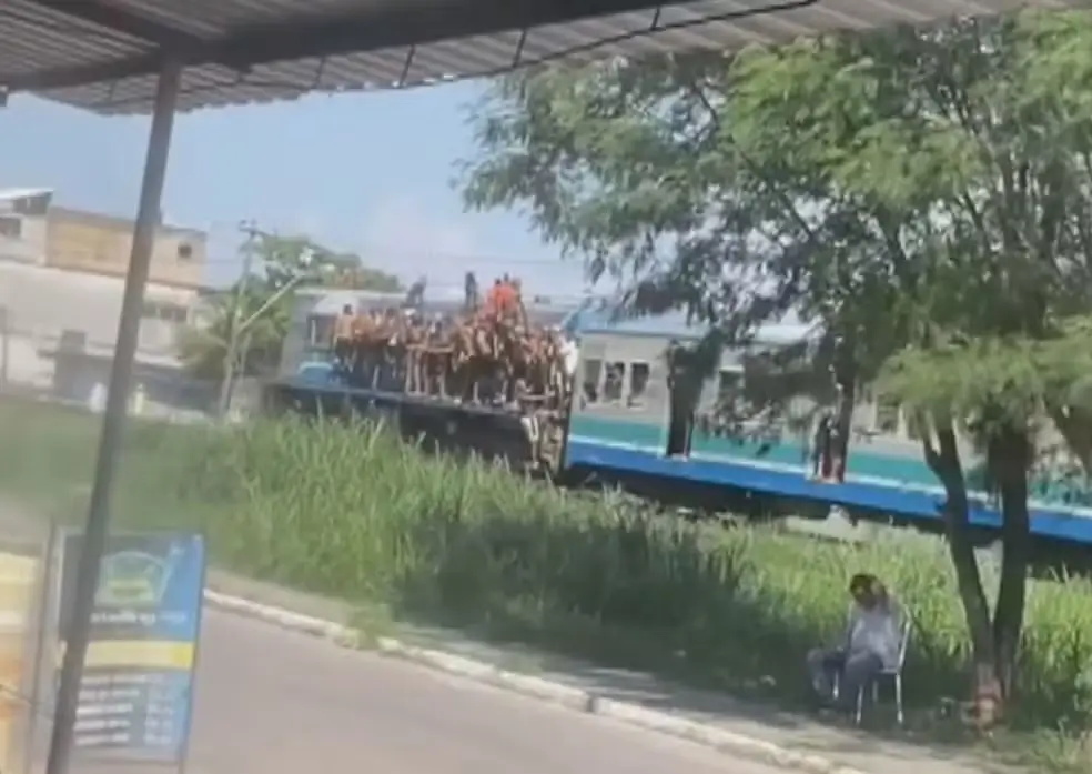 Superlotação faz passageiros viajarem em portas e janelas de trem