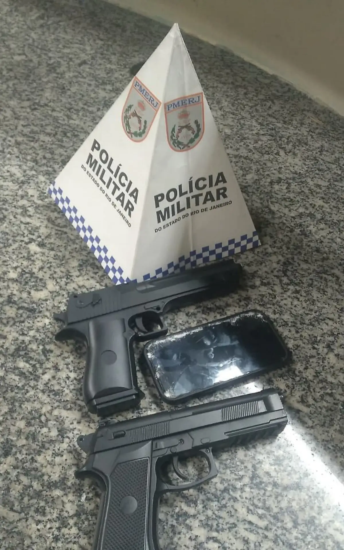 PMs apreenderam duas pistolas falsas e um celular