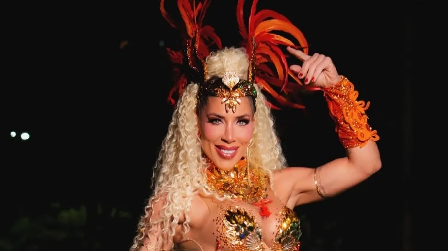 Tati Minerato desfila com fantasias pequenininhas