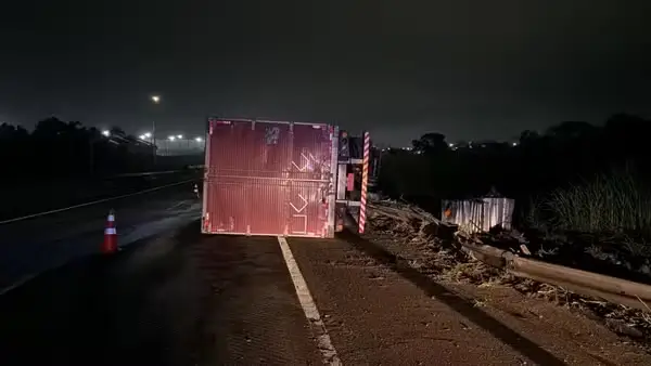 Carreta tomba e deixa ferido na Via Dutra