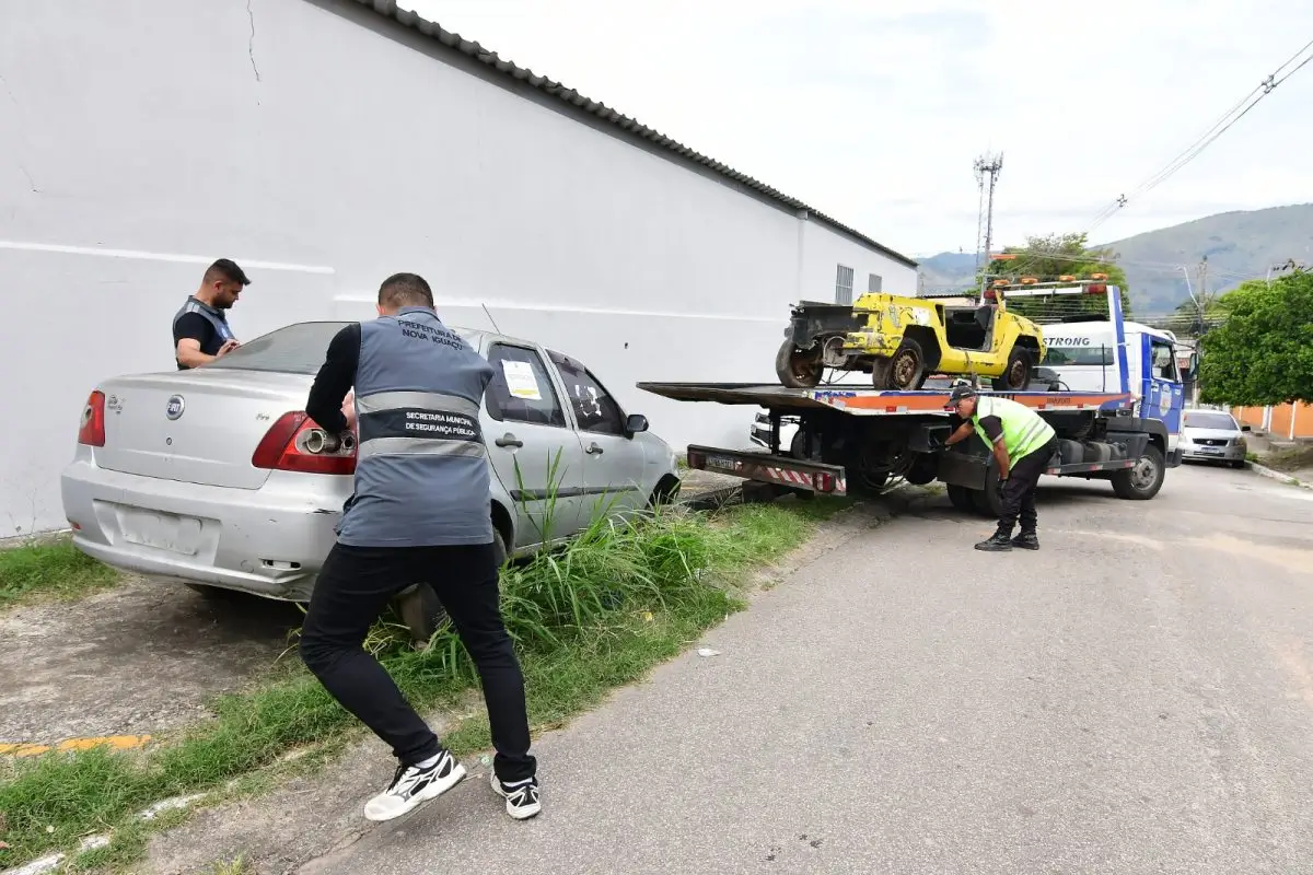 Veículos abandonados em Nova Iguaçu