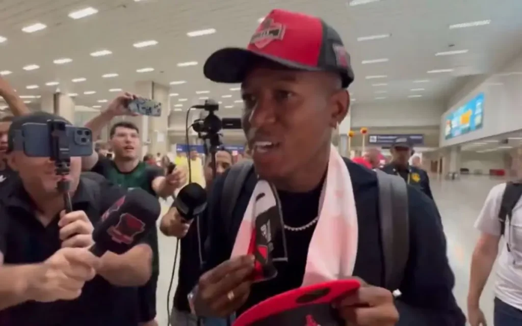 Vitão chega ao Rio para fechar com o Flamengo