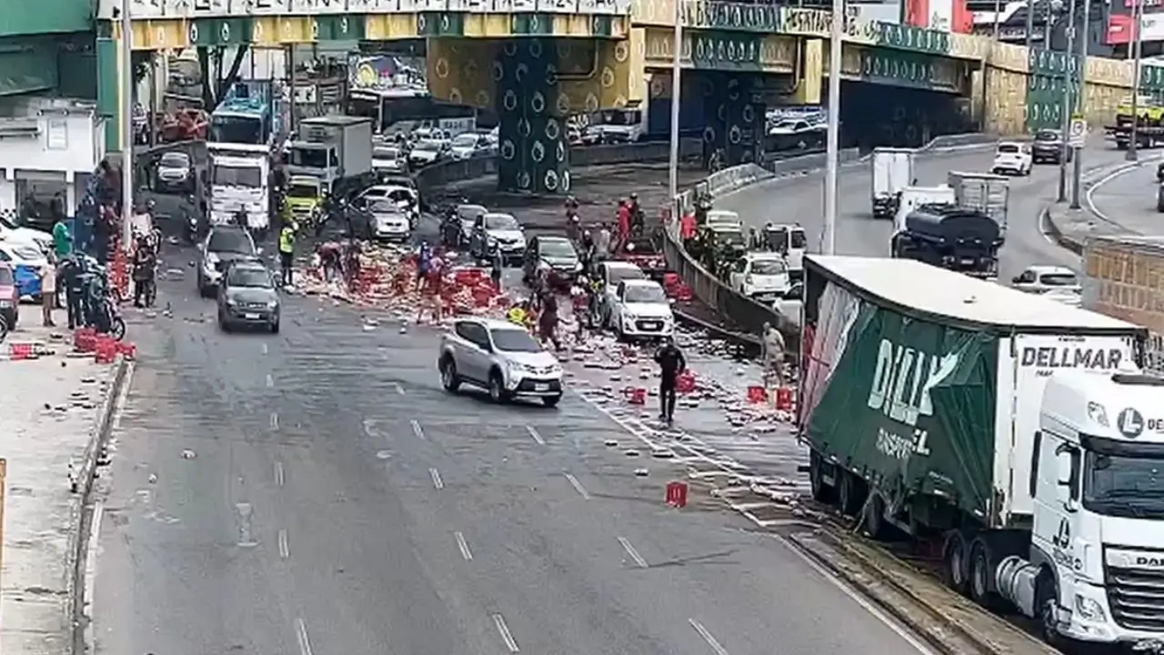 Acidente com carga na Avenida Brasil