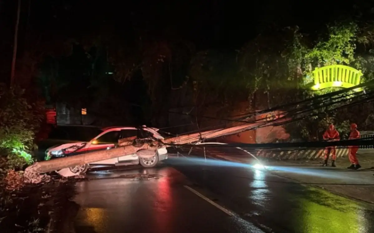 Acidente com carro derruba poste