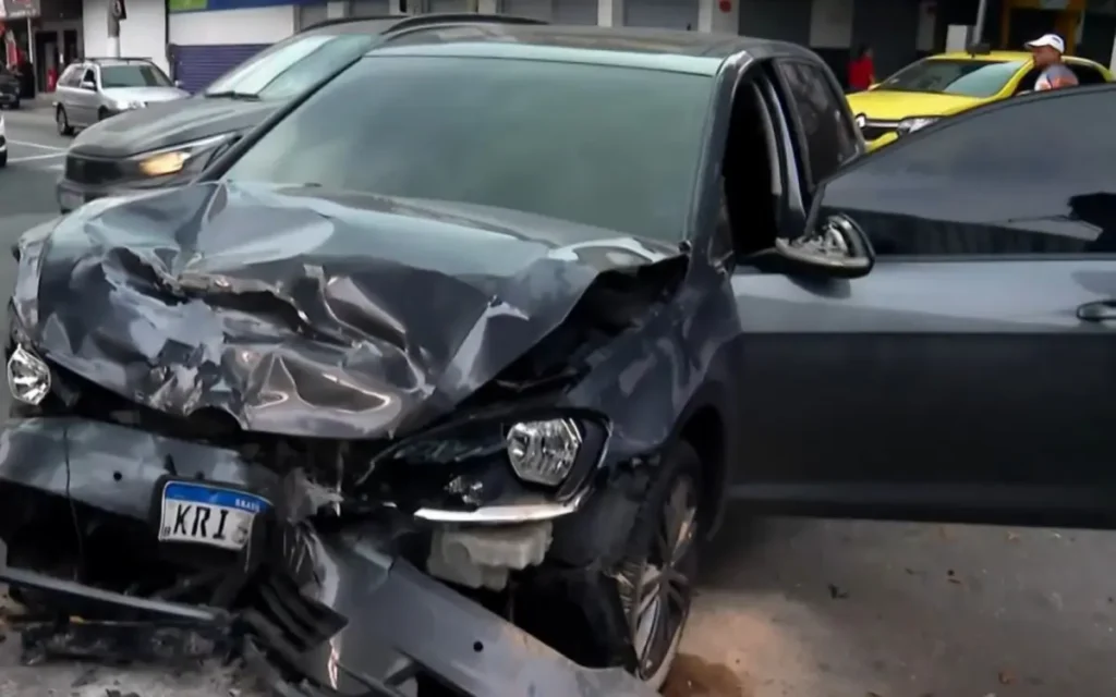 Acidente entre carros deixa PM ferido