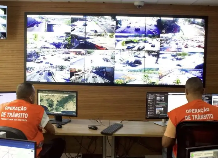 Agentes no Centro de Controle de Operações da NitTrans