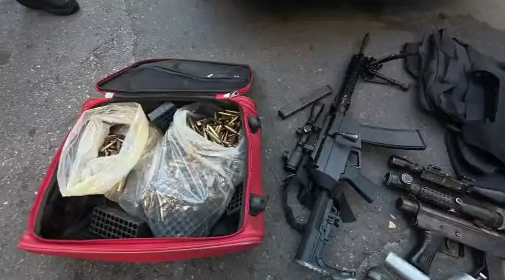 Armas e munições foram apreendidos