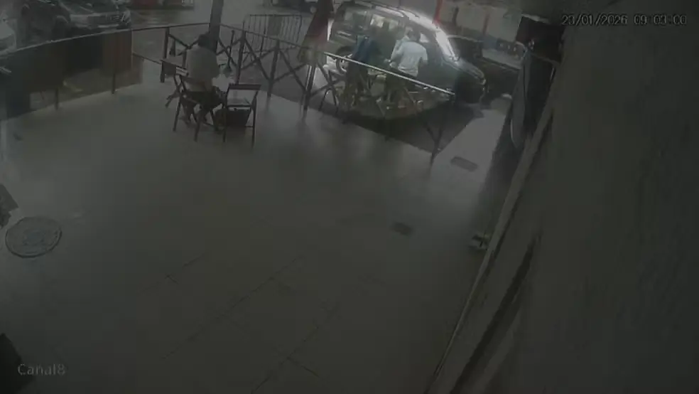 Câmera flagrou Everton conversando com dois suspeitos