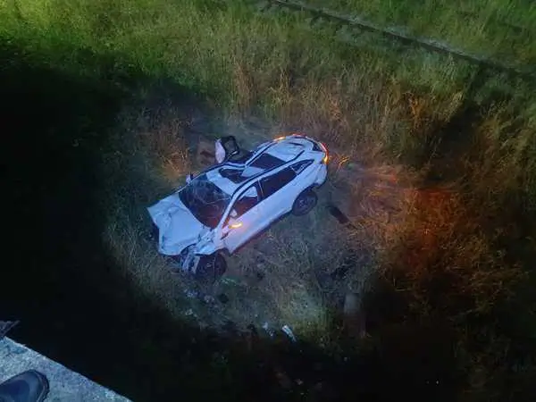 Carro cai na linha férrea