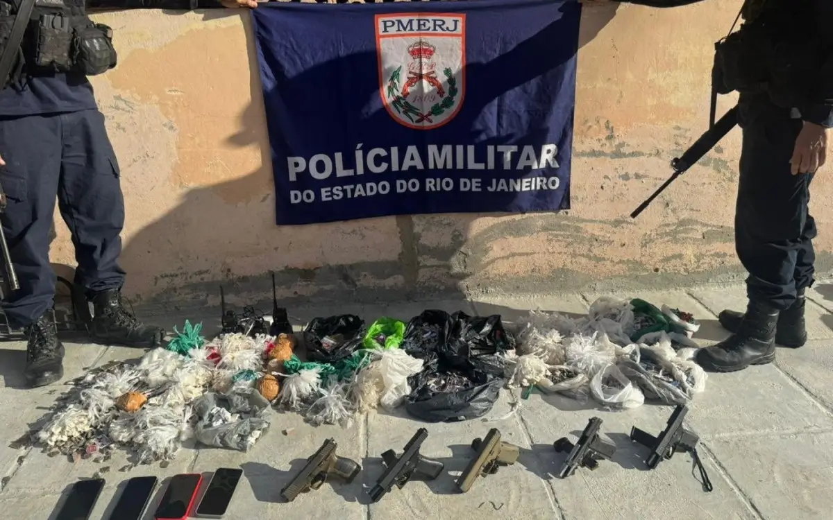 Cinco pistolas e drogas foram apreendidas na ação