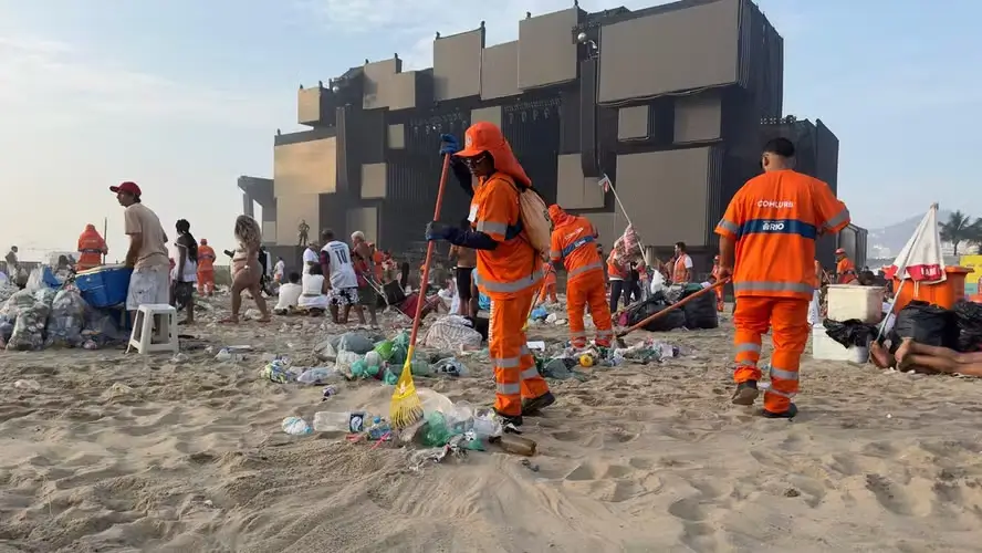 Equipes da Comlurb atuam na limpeza da orla de Copacabana após os festejos da virada