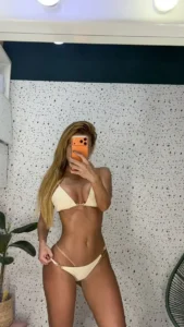 Erika Schneider mostra bronzeado