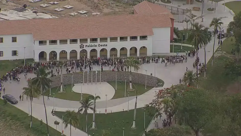 Fila para piscina do Parque Oeste