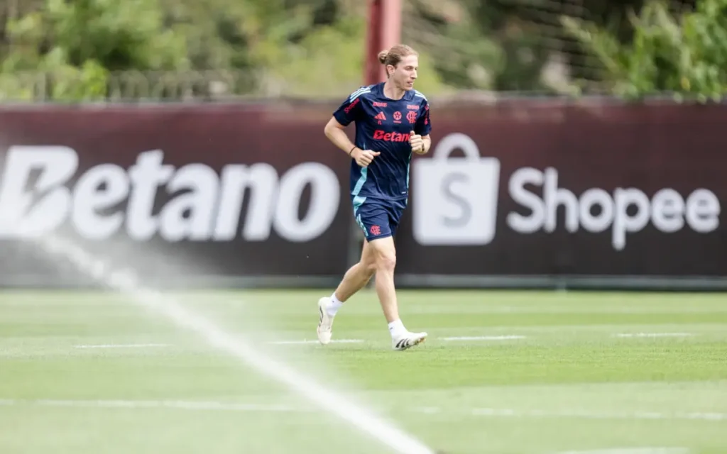 Filipe Luís em treino no Ninho do Urubu