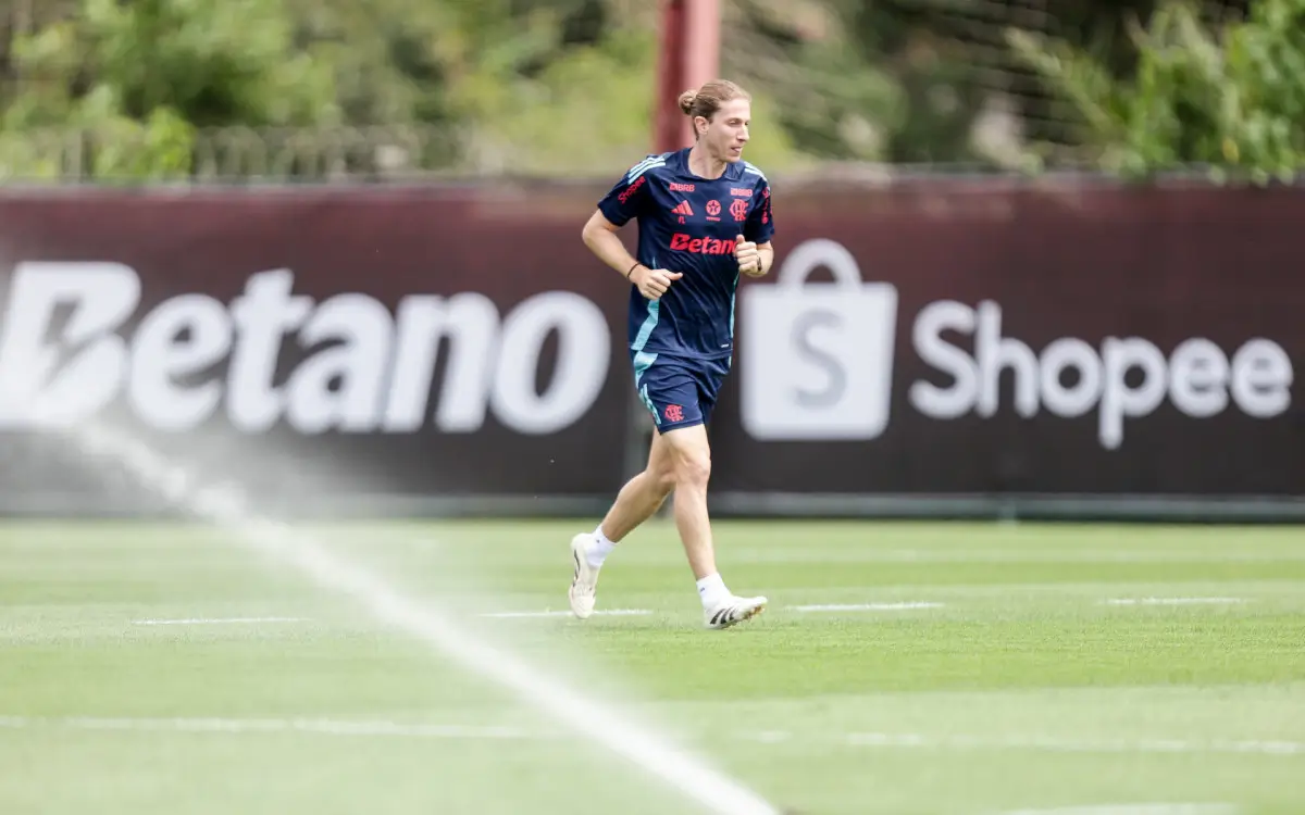 Filipe Luís em treino no Ninho do Urubu