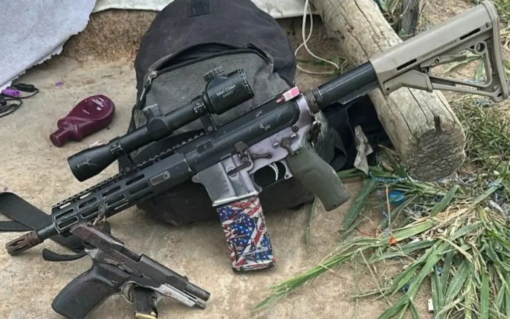 Fuzil e pistola foram apreendidos na operação