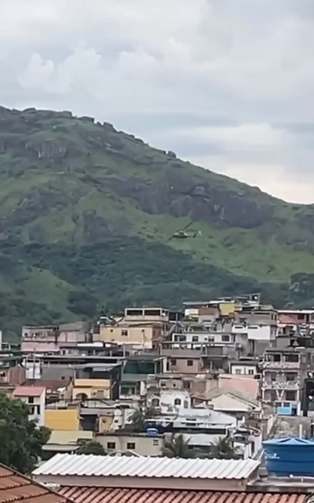 Helicóptero da PM sobrevoa o Morro do Fubá