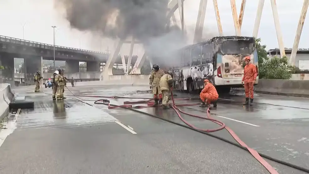 Incêndio em ônibus no Viaduto dos Marinheiros