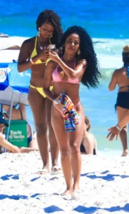 Lorena Maria é vista na praia do Rio