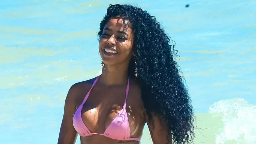 Lorena Maria é vista na praia do Rio