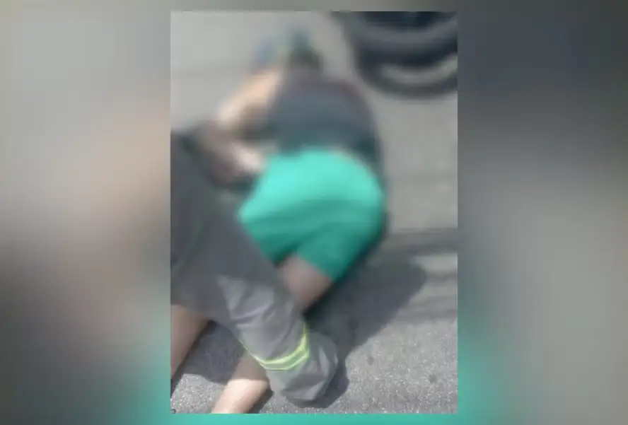 O policial Paulo Vinícius Pinto Tavares caído no chão após ser baleado