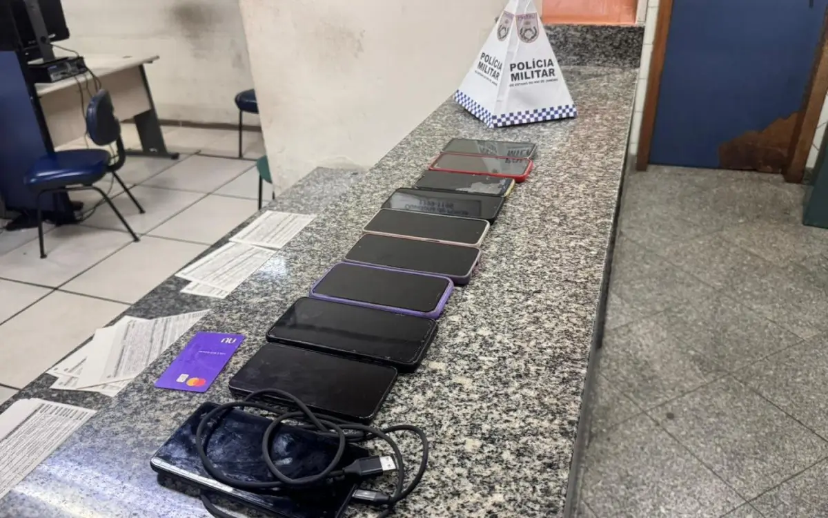 10 celulares e um cartão de crédito