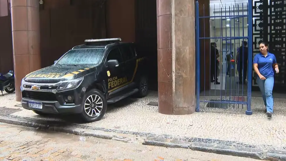 Viatura da Polícia Federal em frente à sede do Rioprevidência