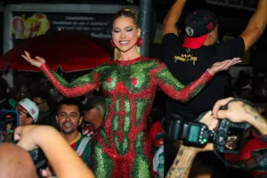 Virginia surge com look ousado