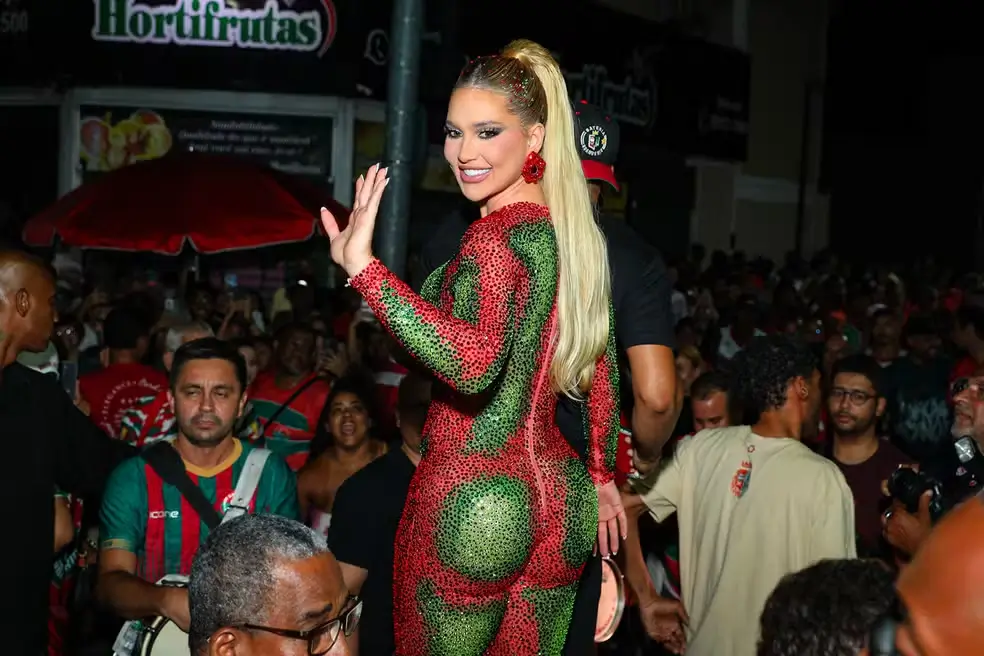 Virginia surge com look ousado