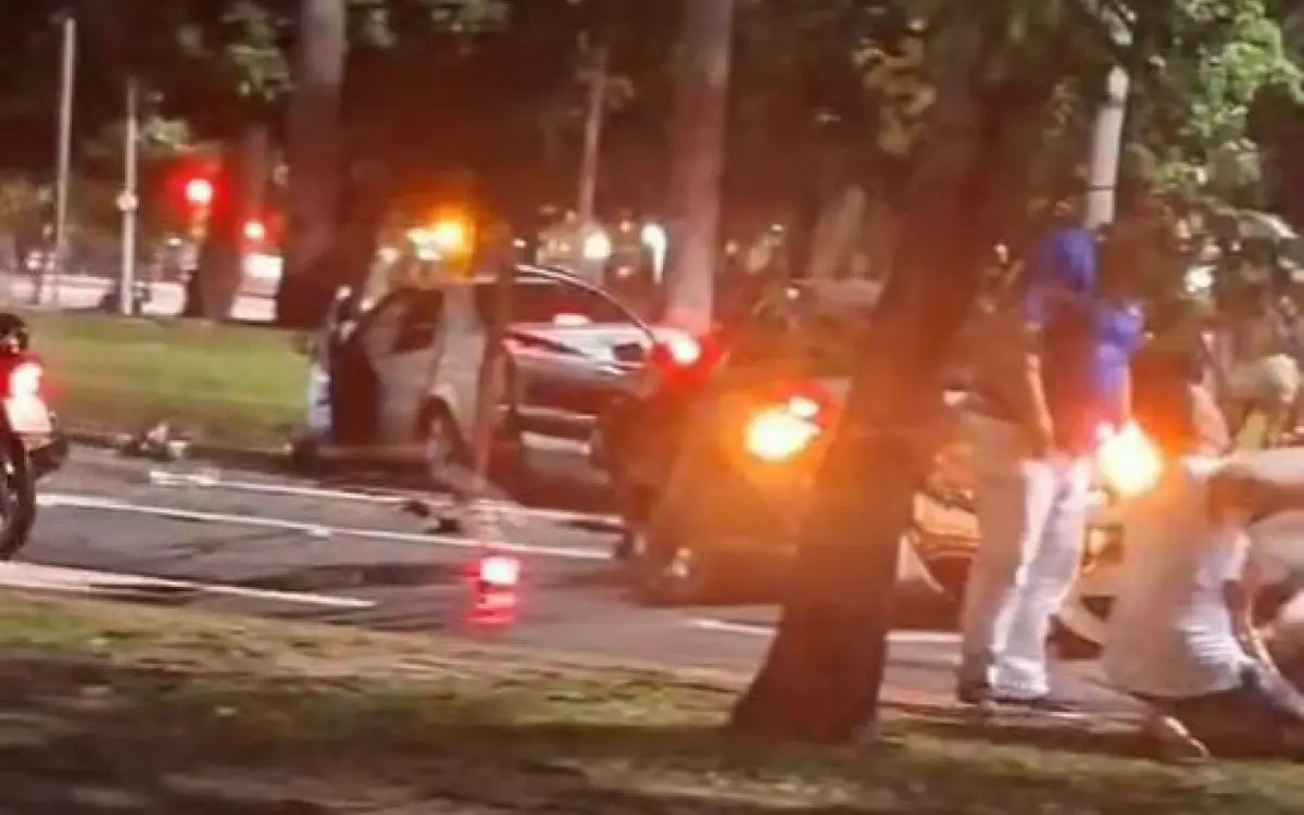Acidente entre carros no Aterro do Flamengo