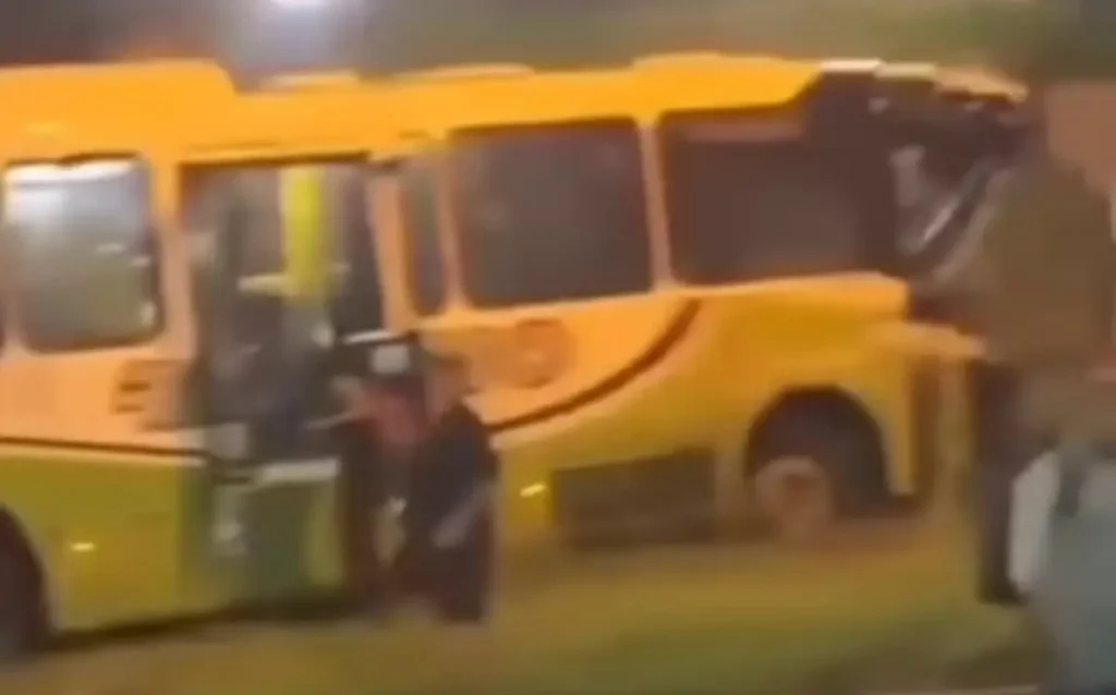 Acidente entre ônibus e caminhão