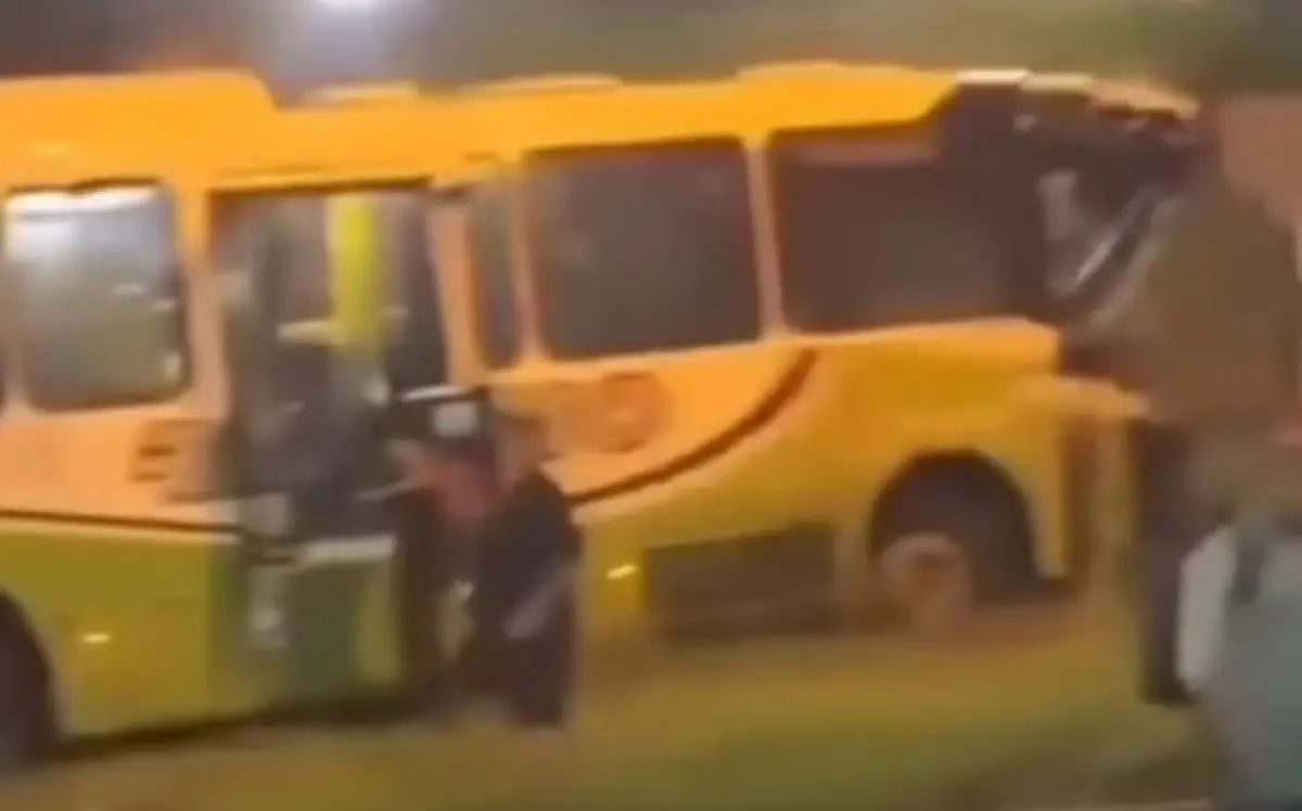 Acidente entre ônibus e caminhão