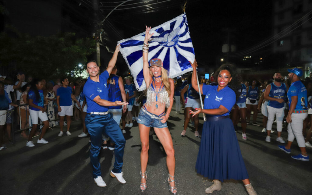Adriane Galisteu no ensaio de rua da Portela