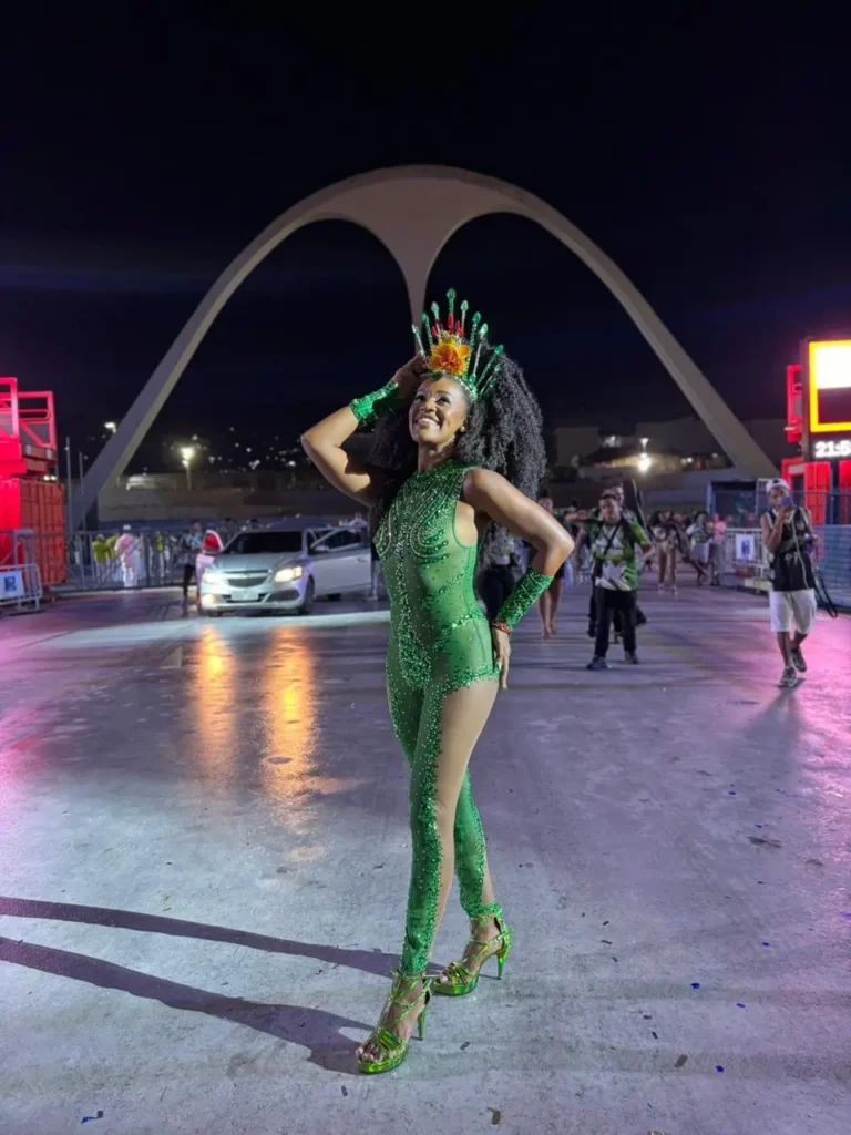 Andressa Fonseca faz sua estreia como Princesa do Império Serrano na Marquês de Sapucaí