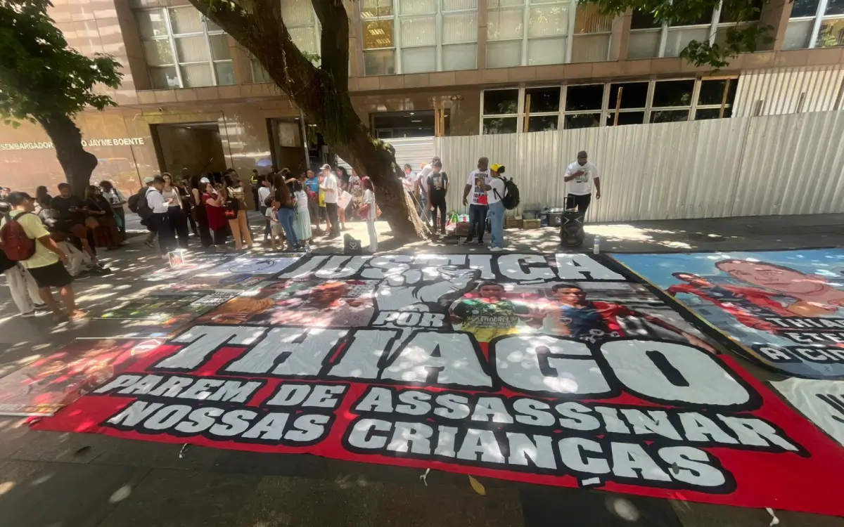 Familiares e amigos realizam ato pedindo justiça sobre o caso Thiago Flausino