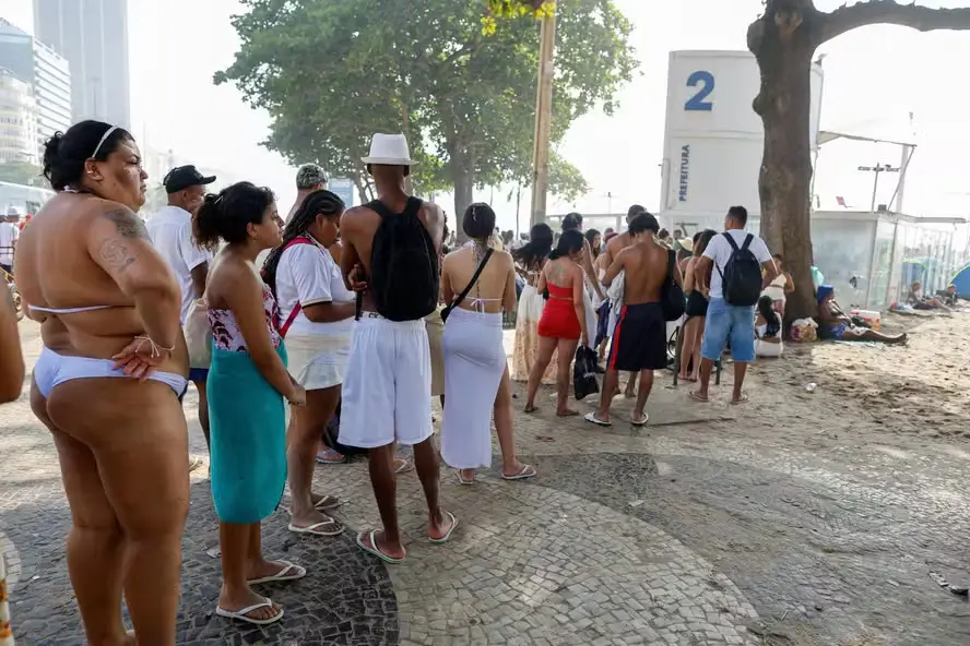 Fila para utilizar o banheiro do Posto 2