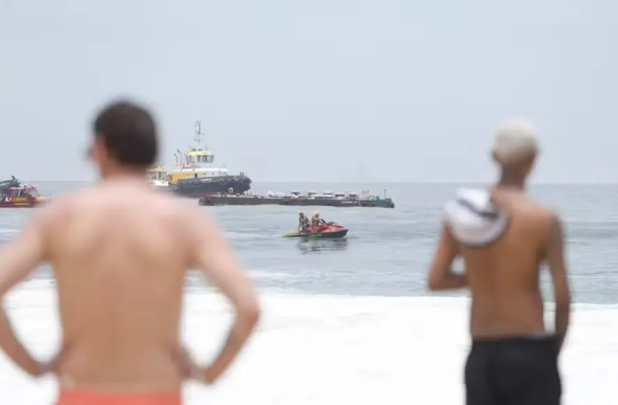 Bombeiros localizam corpo no mar de Copacabana