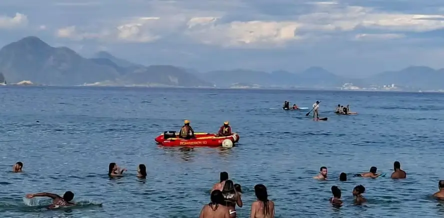 Bombeiros mantêm buscas por adolescente desaparecido no mar de Copacabana