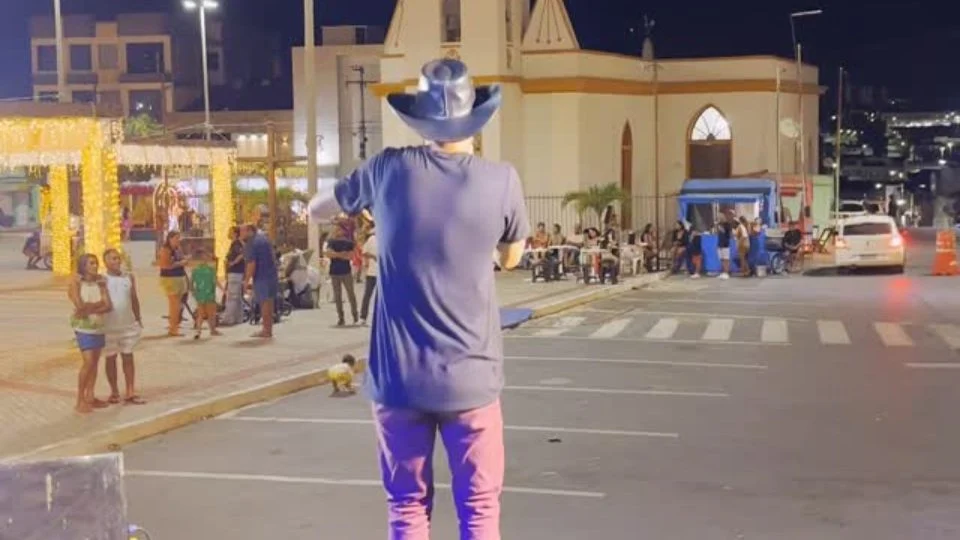 Cantor desabafa após fazer show gratuito vazio