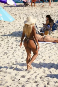 Cariúcha curte praia no Rio