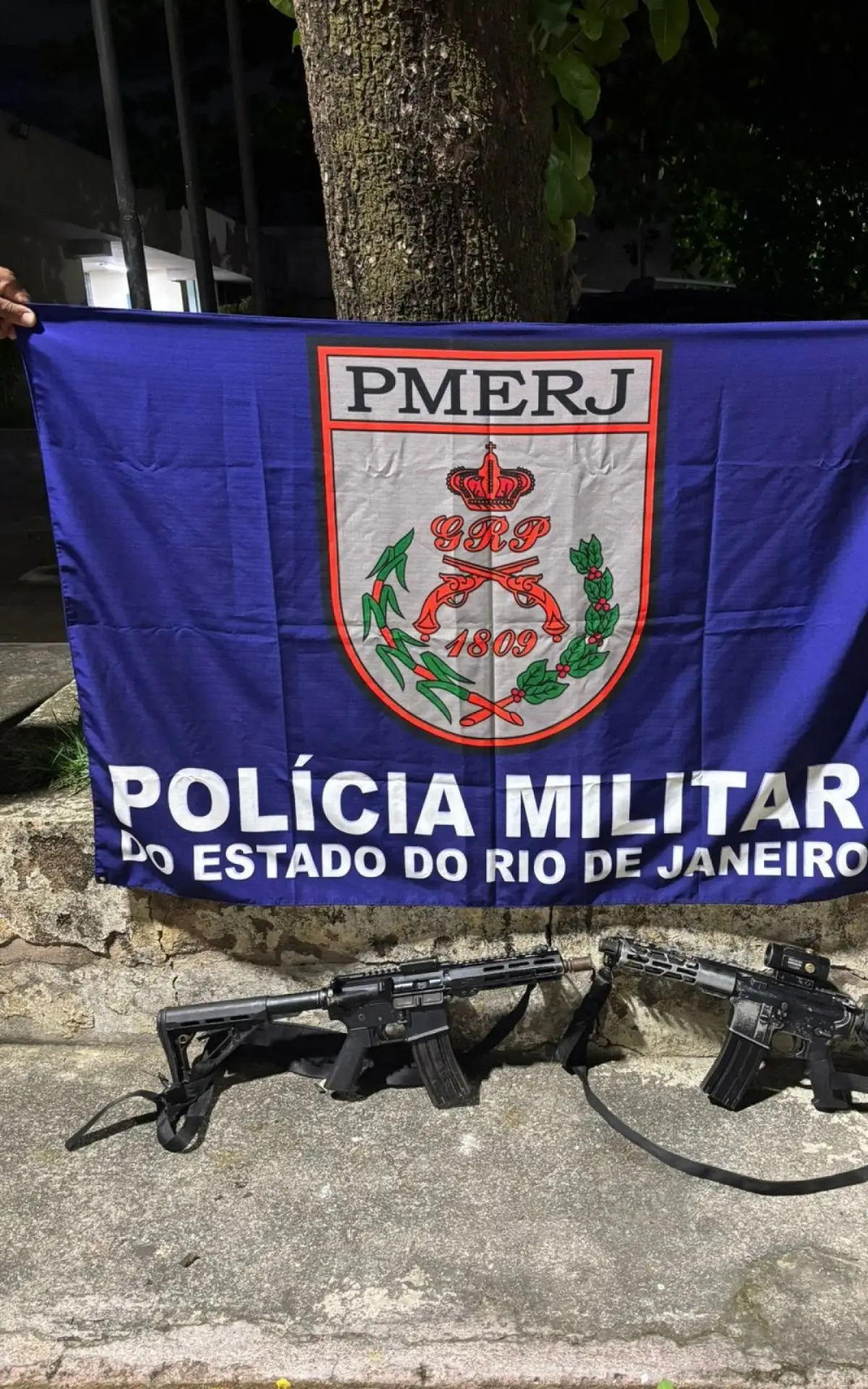 foram apreendidos dois fuzis, uma granada, e carregadores