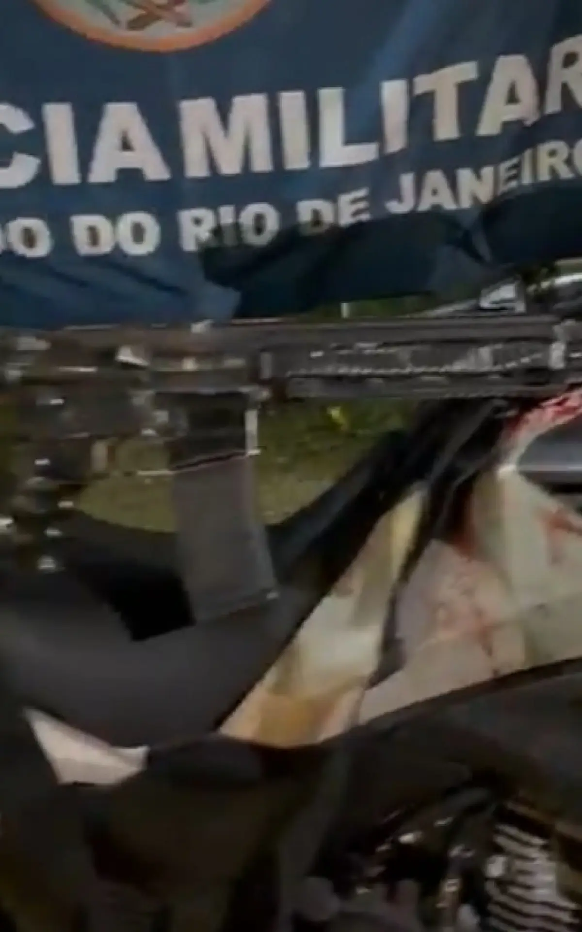 agentes apreenderam uma moto roubada, munições e um fuzil