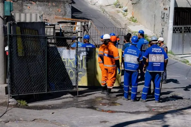 Construção irregular usada como garagem